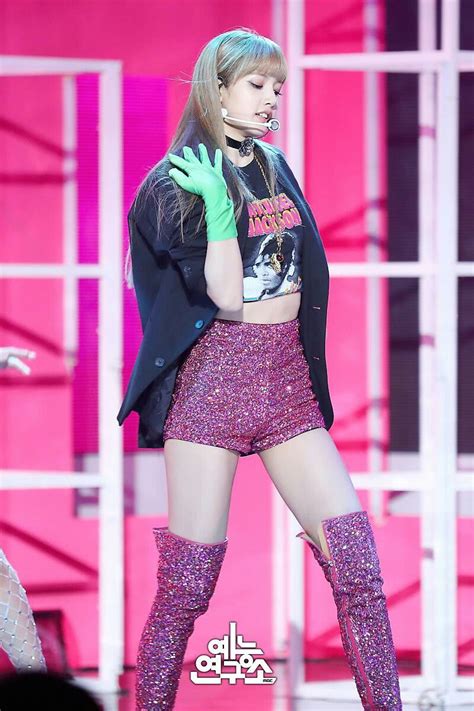 lisa kpop outfits